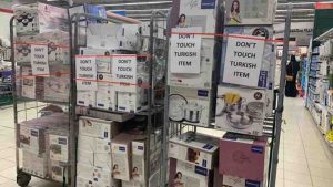 Boykotta son durum: Suudi Arabistan’da markette ‘Türk markalarına dokunmayın’ yazıları asıldı