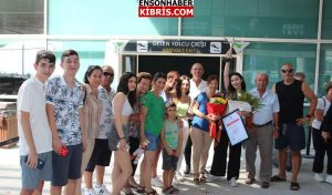 KIBRIS
                                        Ülkemizin gururu olan Begüm Tekakpınar, Ercan’da sevgi seli ile karşılandı