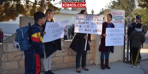 Dayakçı öğretmen protesto edildi