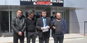 Eğitimde 'partizanlık' suçlamasıKTÖS, Ulusal Eğitim ve Kültür Bakanı Özdemir Berova’yı partizanca davranmakla ve öğretmenler içinde fark yapmakla suçladı.