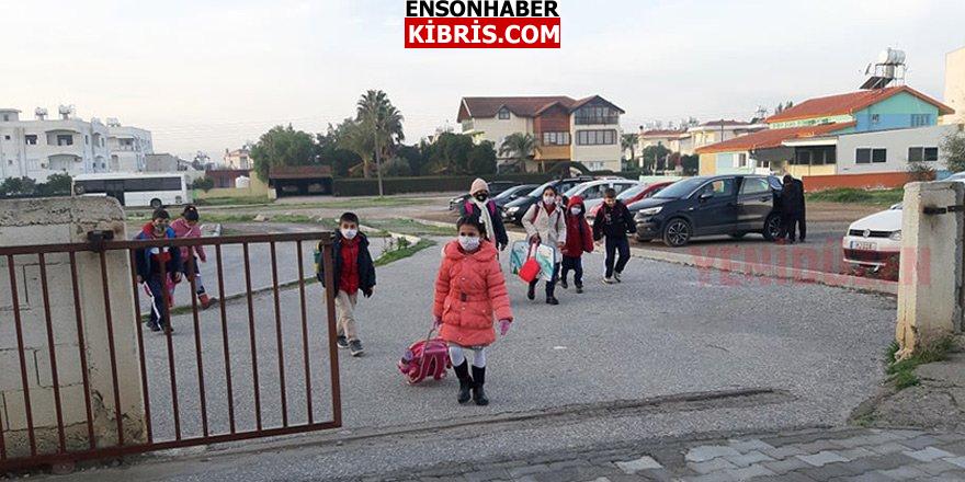 "Öğrencilerin % 28'i okula gitmedi"Eğitim Bakanı Olgun Amcaoğlu bugün itibarıyla okula gitmeyen öğrencilerin oranının % 28 bulunduğunu deklare etti.