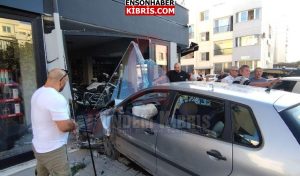 KIBRIS
                                        Dikkatsiz sürücü iş yerinin vitrin camına çarptı: 1 yaralı